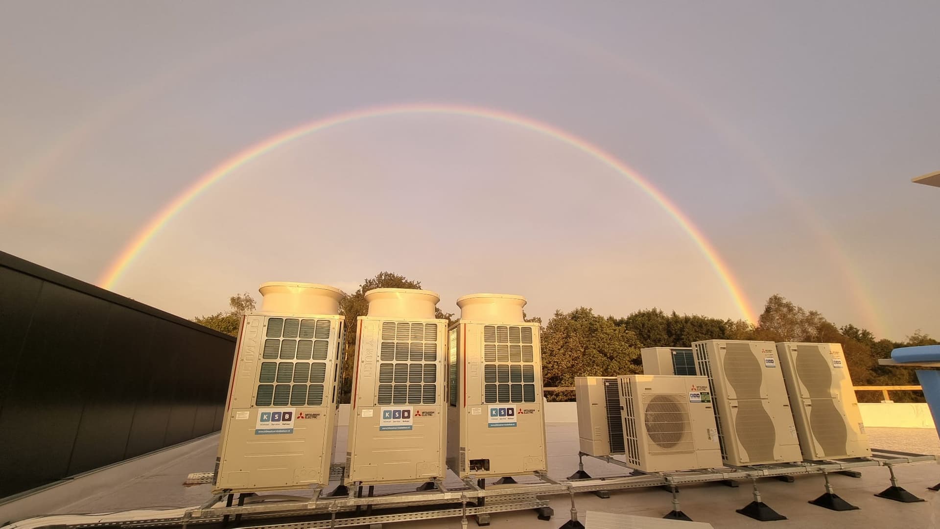 Technicus legt installatie uit aan klant