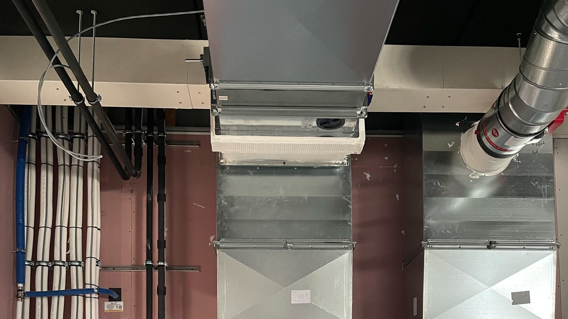 Monteur plaatst ventilatiesysteem